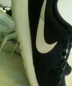 Navy blue nike roshie runs